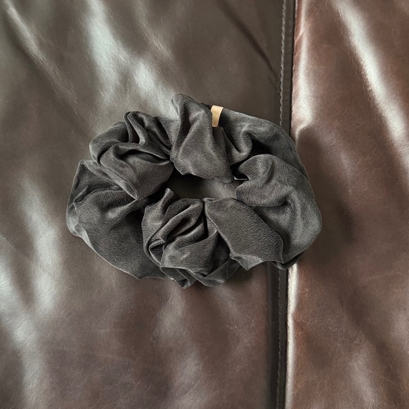 LUNYA NWOT Washable Silk Classic Scrunchie in Immersed Black One Size - Picture 2 of 3